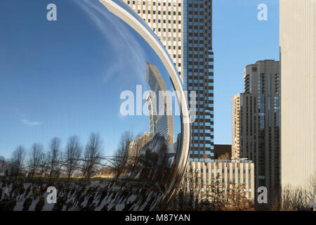 Différents styles d'architecture moderne et esthétique sont appréciés au Millennium Park de Chicago. Banque D'Images