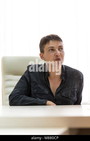 Homme politique ukrainien et ancien pilote de l'aviation de l'Armée de Nadiya Savchenko représente un portrait dans son bureau de Kiev - 15 septembre 2016, Kiev, Ukraine Banque D'Images