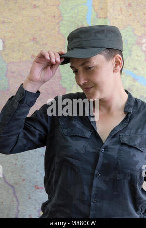 Homme politique ukrainien et ancien pilote de l'aviation de l'Armée de Nadiya Savchenko représente un portrait dans son bureau de Kiev - 15 septembre 2016, Kiev, Ukraine Banque D'Images