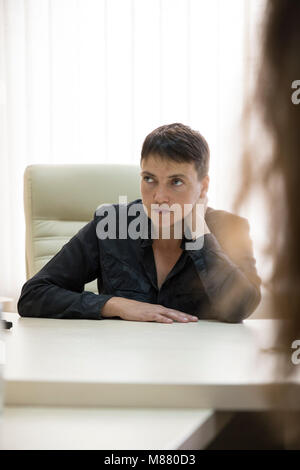 Homme politique ukrainien et ancien pilote de l'aviation de l'Armée de Nadiya Savchenko représente un portrait dans son bureau de Kiev - 15 septembre 2016, Kiev, Ukraine Banque D'Images