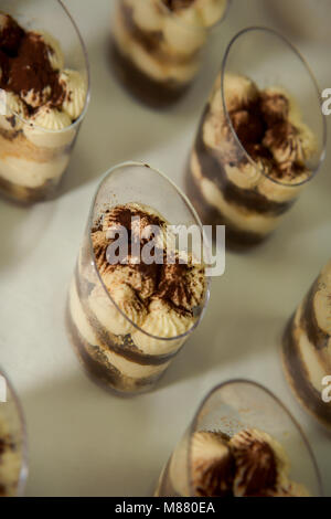 Ensemble de desserts tiramisu dans des verres a ramé sur table Banque D'Images