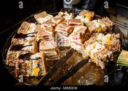 Assortiment de gâteau fait maison avec des graines de pavot versé avec du chocolat et de la tarte aux pommes servi sur la plaque Banque D'Images