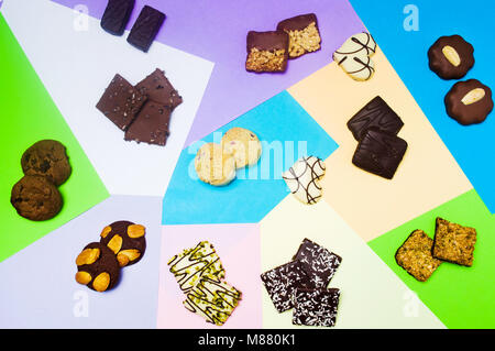 Arrière-plan de couleur pastel avec des cookies biscuits divers télévision lay Banque D'Images