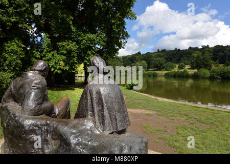 La statue de Sir Winston et lady Clementine Churchill à Chartwell par Oscar Nemon et il a été dévoilé par la Reine Mère en novembre 1990 Banque D'Images