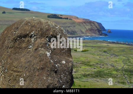 Moais dans les pentes du volcan Rano Raraku, île de Pâques (Rapa nui) Banque D'Images