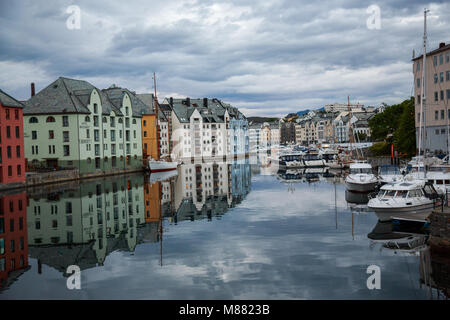 La caractéristique de l'architecture art nouveau, et ses bâtiments reflétant dans l'eau le long Ålesundet à Aalesund, Norvège Banque D'Images
