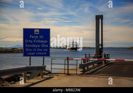 L'approche de l'embarcadère des ferries en Småge, Aukra, Molde, Norvège. Quatre visites de Ferry de petites îles en dehors de Molde - Orta, Finnøya, Sandøya et Ona Island Banque D'Images