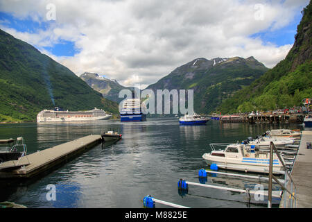 Station d'accueil des navires de croisière à Geiranger port et l'embarcadère avec petits bateaux dans le Geirangerfjord Banque D'Images