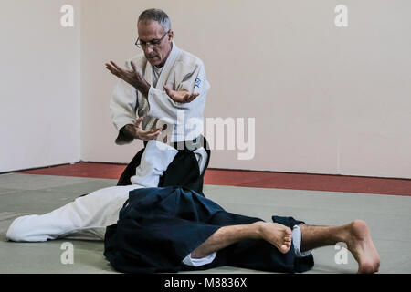 Jérusalem, Israël. 15 mars, 2018. Sensei DANIEL HERMAN (lunettes), 5e dan, et de Sensei ITZIK ASLAN, 4e dan, démontrer les techniques d'élèves d'une classe d'Aikido à Jérusalem. L'aïkido est un art martial japonais qui aspirent à résoudre les conflits et de self défense sans nuire à l'attaquant, mis au point par Morihei Ueshiba, il est devenu un art martial unique et distincte en 1942. Credit : Alon Nir/Alamy Live News Banque D'Images