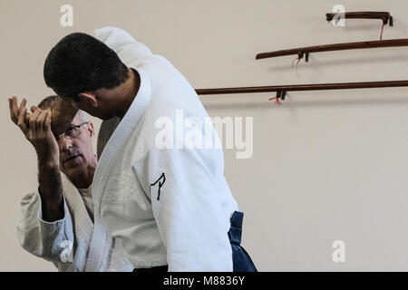 Jérusalem, Israël. 15 mars, 2018. Sensei DANIEL HERMAN (lunettes), 5e dan, et de Sensei ITZIK ASLAN, 4e dan, démontrer les techniques d'élèves d'une classe d'Aikido à Jérusalem. L'aïkido est un art martial japonais qui aspirent à résoudre les conflits et de self défense sans nuire à l'attaquant, mis au point par Morihei Ueshiba, il est devenu un art martial unique et distincte en 1942. Credit : Alon Nir/Alamy Live News Banque D'Images