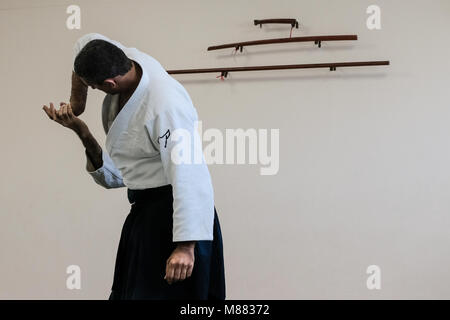 Jérusalem, Israël. 15 mars, 2018. Sensei DANIEL HERMAN (lunettes), 5e dan, et de Sensei ITZIK ASLAN, 4e dan, démontrer les techniques d'élèves d'une classe d'Aikido à Jérusalem. L'aïkido est un art martial japonais qui aspirent à résoudre les conflits et de self défense sans nuire à l'attaquant, mis au point par Morihei Ueshiba, il est devenu un art martial unique et distincte en 1942. Credit : Alon Nir/Alamy Live News Banque D'Images