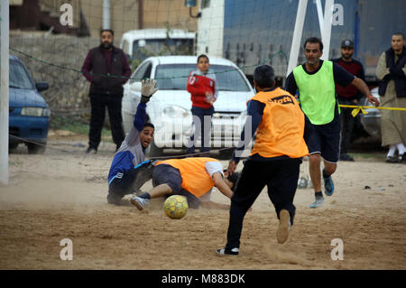 (180315) -- Tripoli, 15 mars 2018 (Xinhua) -- les jeunes hommes libyens jouent au football au cours d'une ligue de football local à Tripoli, Libye, le 6 mars 2018. La popularité du football, particulièrement apprécié par de nombreux jeunes hommes libyens, peut être vu dans les rues et quartiers dans ce pays déchiré par la guerre. Adel Mohammed, un jeune amateur de football de la capitale Tripoli, a organisé une ligue locale de football de jeunes de différents quartiers comme un moyen efficace de se débarrasser de la pression politique et la violence. (Xinhua/Hamza Turkia) (djj) Banque D'Images