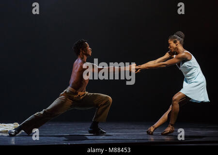 Barbican Theatre, Londres, le 15 mars 2018. Le premier morceau, 'l'action', avec l'ACEI Robinson comme Matilda et Jose Alves comme Philémon. Dans le cadre de la dernière loi du Barbican, Cathy Marston chorégraphie un ballet narratif nouveau pour tous les artistes de ballet du noir, basé sur l'Afrique du Sud peut Themba fable 'Le procès', et Arthur du Pita 'un rêve dans A Midsummer Night's Dream'. Dirigée par le directeur artistique Cassa Pancho, cette société fête danseurs d'origine asiatique et noir avec morceaux. Credit : Imageplotter News et Sports/Alamy Live News Banque D'Images