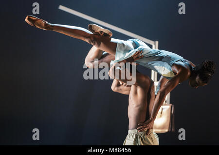 Barbican Theatre, Londres, le 15 mars 2018. Le premier morceau, 'l'action', avec l'ACEI Robinson comme Matilda et Jose Alves comme Philémon. Dans le cadre de la dernière loi du Barbican, Cathy Marston chorégraphie un ballet narratif nouveau pour tous les artistes de ballet du noir, basé sur l'Afrique du Sud peut Themba fable 'Le procès', et Arthur du Pita 'un rêve dans A Midsummer Night's Dream'. Dirigée par le directeur artistique Cassa Pancho, cette société fête danseurs d'origine asiatique et noir avec morceaux. Credit : Imageplotter News et Sports/Alamy Live News Banque D'Images