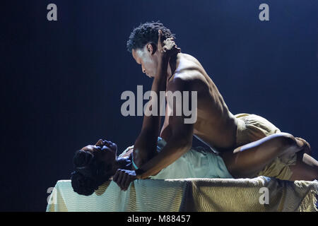 Barbican Theatre, Londres, le 15 mars 2018. Le premier morceau, 'l'action', avec l'ACEI Robinson comme Matilda et Jose Alves comme Philémon. Dans le cadre de la dernière loi du Barbican, Cathy Marston chorégraphie un ballet narratif nouveau pour tous les artistes de ballet du noir, basé sur l'Afrique du Sud peut Themba fable 'Le procès', et Arthur du Pita 'un rêve dans A Midsummer Night's Dream'. Dirigée par le directeur artistique Cassa Pancho, cette société fête danseurs d'origine asiatique et noir avec morceaux. Credit : Imageplotter News et Sports/Alamy Live News Banque D'Images