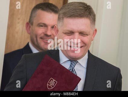 (180315) -- Bratislava, 15 mars 2018 (Xinhua) -- Le Premier ministre slovaque, Robert Fico (avant) et son successeur Peter Pellegrini arrivent pour la cérémonie de passation démission par Fico et nommant Pellegrini pour le poste, à Bratislava, Slovaquie, le 15 mars 2018. Le Premier ministre slovaque Robert Fico (SMER-SD) a démissionné de son poste jeudi. Pendant ce temps, le Président a chargé Kiska, vice-premier ministre Peter Pellegrini (Smer-SD) de former un nouveau gouvernement. (Xinhua/TASR/Martin Baumann) Banque D'Images