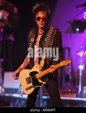 Fort Lauderdale, FL, USA. 14Th Mar, 2018. Earl Slick effectue au cours de la célébration de David Bowie au Parker Playhouse le 14 mars 2018 à Fort Lauderdale en Floride. Credit : Mpi04/media/Alamy Punch Live News Banque D'Images