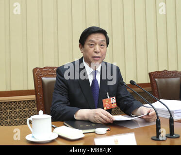 (180315) -- BEIJING, 15 mars 2018 (Xinhua) -- Li Zhanshu, président du présidium de la première session de la 13e Assemblée populaire nationale (APN), préside la cinquième réunion du présidium dans le Grand Hall du Peuple à Beijing, capitale de Chine, le 15 mars 2018. (Xinhua/Xie Huanchi) Banque D'Images