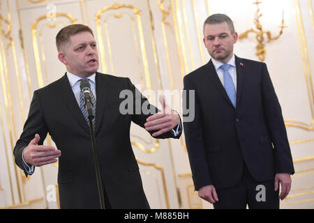 Bratislava, Slovaquie. Mar 15, 2018. Le Premier ministre slovaque, Robert Fico (L) parle d'après sa lettre de démission en tant que son successeur Peter Pellegrini semble sur, à Bratislava, Slovaquie, le 15 mars 2018. Le Premier ministre slovaque Robert Fico (SMER-SD) a démissionné de son poste jeudi. Pendant ce temps, le Président a chargé Kiska, vice-premier ministre Peter Pellegrini (Smer-SD) de former un nouveau gouvernement. TASR/crédit : Martin Baumann/Xinhua/Alamy Live News Banque D'Images