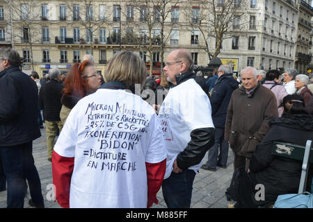 La France à Paris le 15 mars, des milliers de retraités ont démontré de la gare Montparnasse pour les invalides du Macron contre la politique sociale et fiscale . De nouvelles taxes sur des pensions. Banque D'Images