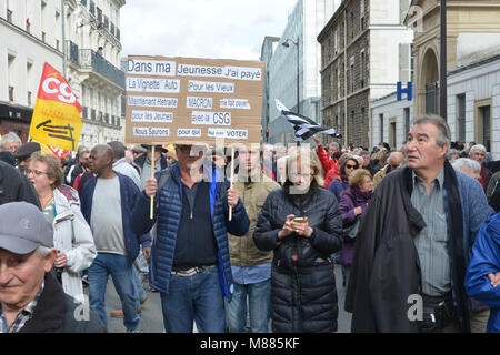 La France à Paris le 15 mars, des milliers de retraités ont démontré de la gare Montparnasse pour les invalides du Macron contre la politique sociale et fiscale . De nouvelles taxes sur des pensions. Banque D'Images
