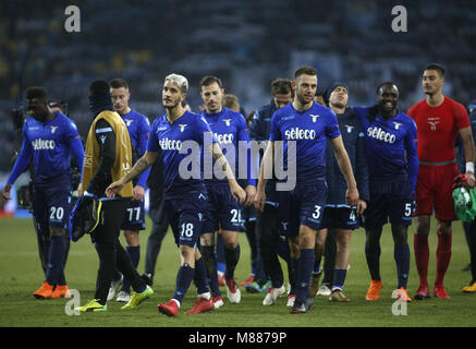 Les joueurs du Latium félicite chacun d'autres après la Ligue Europa tour de jambe deuxième 16 match de football entre le FC Dynamo Kyiv et SS Lazio, à l'Olimpiyskyi stadium à Kiev, Ukraine, le 15 mars 2018. Mar 15, 2018. Crédit : Michel Stepanov/ZUMA/Alamy Fil Live News Banque D'Images