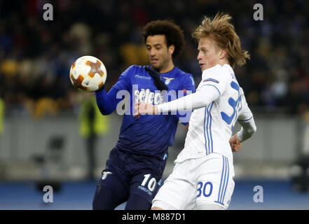 15 mars 2018 - Artem Shabanov(R) s'acharne pour Dynamo de la balle avec Felipe Anderson(L) de la Lazio lors de la Ligue Europa tour de jambe deuxième 16 match de football entre le FC Dynamo Kyiv et SS Lazio, à l'Olimpiyskyi stadium à Kiev, Ukraine, le 15 mars 2018. Crédit : Michel Stepanov/ZUMA/Alamy Fil Live News Banque D'Images