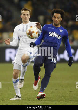 15 mars 2018 - Tomasz KÄ™dziora (L) s'acharne pour Dynamo de la balle avec Felipe Anderson(R) de la Lazio lors de la Ligue Europa tour de jambe deuxième 16 match de football entre le FC Dynamo Kyiv et SS Lazio, à l'Olimpiyskyi stadium à Kiev, Ukraine, le 15 mars 2018. Crédit : Michel Stepanov/ZUMA/Alamy Fil Live News Banque D'Images