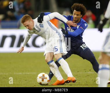 15 mars 2018 - Felipe Anderson(R) de la Lazio eddv pour le bal avec Viktor Tsygankov(L) de Dynamo lors de la Ligue Europa tour de jambe deuxième 16 match de football entre le FC Dynamo Kyiv et SS Lazio, à l'Olimpiyskyi stadium à Kiev, Ukraine, le 15 mars 2018. Crédit : Michel Stepanov/ZUMA/Alamy Fil Live News Banque D'Images