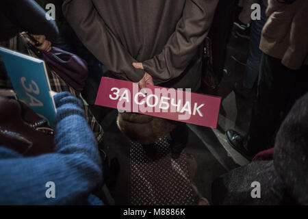 Moscou, Moscou, Russie. Mar 15, 2018. L'homme est titulaire d'une plaque avec le nom de Ksenia Sobchak, à un rassemblement à l'appui que le candidat présidentiel du parti de l'Initiative civique pour les élections de 2018. Credit : Celestino Arce/ZUMA/Alamy Fil Live News Banque D'Images