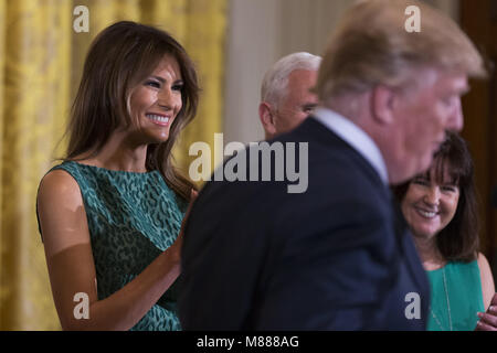 Washington, District de Columbia, Etats-Unis. Mar 15, 2018. Première dame Melania Trump maline comme Président des Etats-Unis, Donald J. Trump prend la parole lors du Shamrock Bowl Présentation à la Maison Blanche à Washington, DC Le 15 mars 2018. Crédit : Alex Edelman/Piscine via CNP Crédit : Alex Edelman/CNP/ZUMA/Alamy Fil Live News Banque D'Images