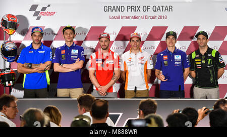 (180316) -- DOHA, 16 mars 2018 (Xinhua) -- L'Italien Andrea Iannone MotoGP rider du team Suzuki MotoGP rider Ecstar, l'italien Valentino Rossi de Movistar Yamaha MotoGP, l'Italien Andrea Dovizioso MotoGP rider du team Ducati MotoGP rider, l'Espagnol Marc Marquez de l'équipe Repsol Honda, MotoGP rider espagnol Maverick Viñales de Movistar Yamaha MotoGP MotoGP rider français et Johann Zarco de Monster Yamaha Tech 3 (de gauche à droite) posent pour des photos après conférence de presse sur les 5,380 kilomètres du Circuit International de Losail au Qatar Doha la capitale le 15 mars 2018, l'avenir de Grand Prix du Qatar 2018 qui aura lieu le 18 mars. (Yucheng Garden Banque D'Images