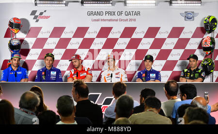 Doha. Mar 15, 2018. L'Italien Andrea Iannone MotoGP rider du team Suzuki MotoGP rider Ecstar, l'italien Valentino Rossi de Movistar Yamaha MotoGP, l'Italien Andrea Dovizioso MotoGP rider du team Ducati MotoGP rider, l'Espagnol Marc Marquez de l'équipe Repsol Honda, MotoGP rider espagnol Maverick Viñales de Movistar Yamaha MotoGP MotoGP rider français et Johann Zarco de Monster Yamaha Tech 3 (G à D) participer à une conférence de presse sur les 5,380 kilomètres du Circuit International de Losail au Qatar Doha la capitale le 15 mars 2018, l'avenir de Grand Prix du Qatar 2018 qui aura lieu le 18 mars. Credit : Nikku/Xinhua/Alamy Live News Banque D'Images