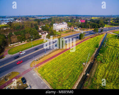 Chengdu, Chengdu, Chine. Mar 15, 2018. Chengdu, Chine 15e Mars 2018 : photographie aérienne de champs de colza à Chengdu, dans le sud-ouest de la province chinoise du Sichuan. Crédit : SIPA Asie/ZUMA/Alamy Fil Live News Banque D'Images