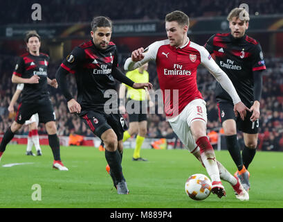 Londres, Royaume-Uni. Mar 15, 2018. Aaron Ramsey (C) d'Arsenal brise au cours de l'UEFA Europa League round de 16 deuxième jambe-match contre l'AC Milan à l'Emirates Stadium à Londres, Angleterre le 15 mars 2018. Battre l'AC Milan Arsenal 3-1 et se qualifie pour le quart de finale 5-1 avec un agrégat. Crédit : Richard Washbrooke/Xinhua/Alamy Live News Banque D'Images