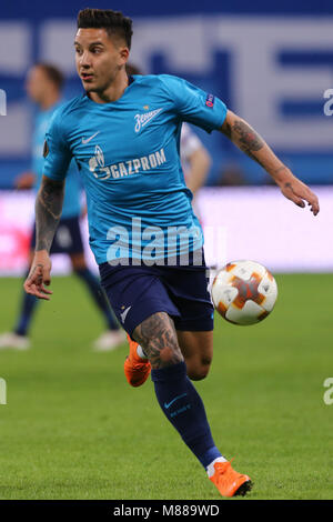 Saint Petersburg, Russie. Mar 15, 2018. Sebastian Driussi de FC Zenit Saint-Pétersbourg rivalisent pour la balle au cours de l'UEFA Europa League Round de 16 2ème leg match de football entre le FC Zenit Saint-Pétersbourg et RB Leipzig à Saint Petersbourg Stadium. Crédit : Igor Russak SOPA/Images/ZUMA/Alamy Fil Live News Banque D'Images