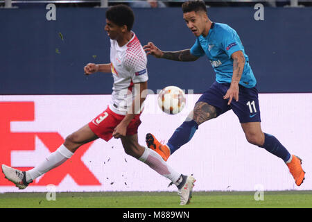 Saint Petersburg, Russie. Mar 15, 2018. Bernardo de RB Leipzig (L) et Sebastian Driussi de FC Zenit Saint-Pétersbourg rivalisent pour la balle au cours de l'UEFA Europa League Round de 16 2ème leg match de football entre le FC Zenit Saint-Pétersbourg et RB Leipzig à Saint Petersbourg Stadium. Crédit : Igor Russak SOPA/Images/ZUMA/Alamy Fil Live News Banque D'Images