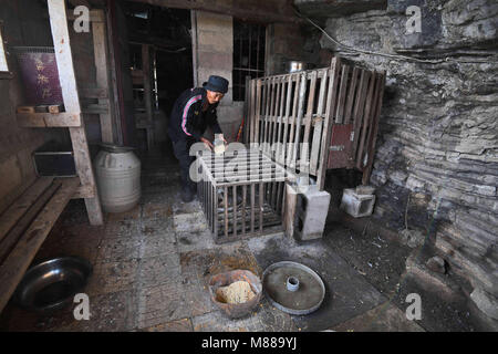 415000 Changde, 415000 changde, Chine. Mar 16, 2018. Guiyang, Chine-Peng Xingxiang, un homme de 60 ans, vit seul dans une caverne sur la falaise pour dix ans à Guiyang, au sud-ouest de la province du Guizhou en Chine. Crédit : SIPA Asie/ZUMA/Alamy Fil Live News Banque D'Images