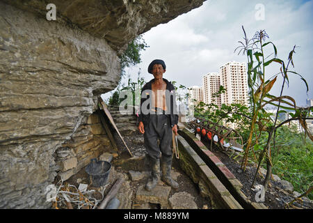 415000 Changde, 415000 changde, Chine. Mar 16, 2018. Guiyang, Chine-Peng Xingxiang, un homme de 60 ans, vit seul dans une caverne sur la falaise pour dix ans à Guiyang, au sud-ouest de la province du Guizhou en Chine. Crédit : SIPA Asie/ZUMA/Alamy Fil Live News Banque D'Images