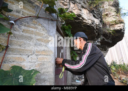 415000 Changde, 415000 changde, Chine. Mar 16, 2018. Guiyang, Chine-Peng Xingxiang, un homme de 60 ans, vit seul dans une caverne sur la falaise pour dix ans à Guiyang, au sud-ouest de la province du Guizhou en Chine. Crédit : SIPA Asie/ZUMA/Alamy Fil Live News Banque D'Images