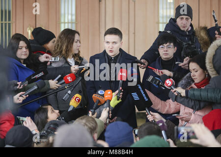 Kiev, Ukraine. Mar 15, 2018. MP Nadia Savchenko parle aux représentants des médias avant l'interrogatoire au Service de sécurité de Lukraine (SSU) à Kiev, Ukraine, le 15 mars 2018. Service de sécurité de l'Ukraine demande aux questions législateur Nadia Savchenko dans le cas d'accusation de Vladimir Ruban arme illégale de la manipulation et de la préparation d'essayer les actes de terrorisme, à Kiev. Credit : Sergii Kharchenko/ZUMA/Alamy Fil Live News Banque D'Images