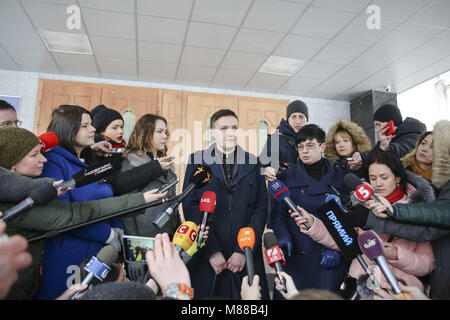 Kiev, Ukraine. Mar 15, 2018. MP NADIA SAVCHENKO parle aux journalistes devant le Service de sécurité (SBU) siège avant qu'elle ait été interrogé comme témoin dans une affaire contre Vladimir Ruban, qui a été arrêté la semaine dernière sur la suspicion de complot pour tuer le Président Poroshenko et autres responsables d'une série d'attaques terroristes armés. Credit : Sergii Kharchenko/ZUMA/Alamy Fil Live News Banque D'Images