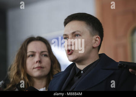 Kiev, Ukraine. Mar 15, 2018. MP Nadia Savchenko parle aux représentants des médias avant l'interrogatoire au Service de sécurité de Lukraine (SSU) à Kiev, Ukraine, le 15 mars 2018. Service de sécurité de l'Ukraine demande aux questions législateur Nadia Savchenko dans le cas d'accusation de Vladimir Ruban arme illégale de la manipulation et de la préparation d'essayer les actes de terrorisme, à Kiev. Credit : Sergii Kharchenko/ZUMA/Alamy Fil Live News Banque D'Images