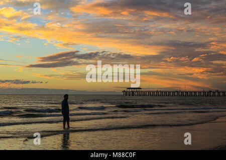 Adelaide en Australie. 16 mars 2018. Un colouful coucher du soleil avec les nuages à Adelaide Australie Beach Crédit : amer ghazzal/Alamy Live News Banque D'Images