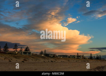 Adelaide en Australie. 16 mars 2018. Un colouful coucher du soleil avec les nuages à Adelaide Australie Beach Crédit : amer ghazzal/Alamy Live News Banque D'Images