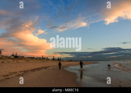 Adelaide en Australie. 16 mars 2018. Un colouful coucher du soleil avec les nuages à Adelaide Australie Beach Crédit : amer ghazzal/Alamy Live News Banque D'Images