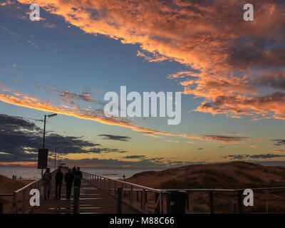 Adelaide en Australie. 16 mars 2018. Un colouful coucher du soleil avec les nuages à Adelaide Australie Beach Crédit : amer ghazzal/Alamy Live News Banque D'Images