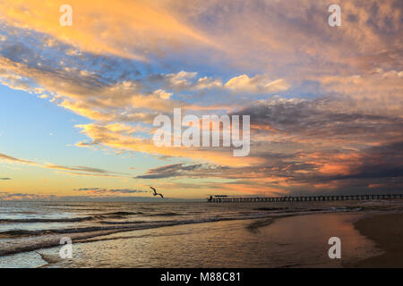 Adelaide en Australie. 16 mars 2018. Un colouful coucher du soleil avec les nuages à Adelaide Australie Beach Crédit : amer ghazzal/Alamy Live News Banque D'Images