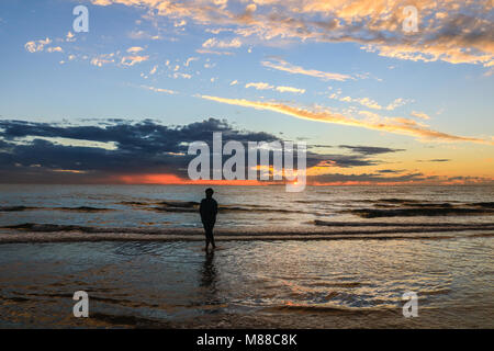 Adelaide en Australie. 16 mars 2018. Un colouful coucher du soleil avec les nuages à Adelaide Australie Beach Crédit : amer ghazzal/Alamy Live News Banque D'Images