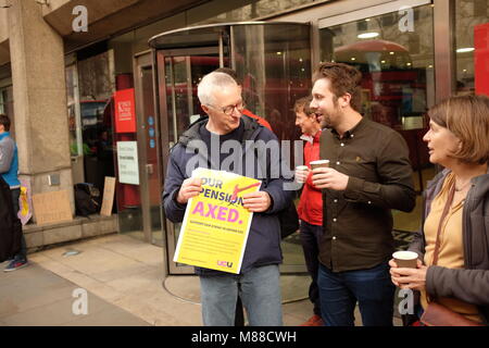 King's College, Londres, Royaume-Uni. Mar 16, 2018. Suppression des universitaires se tenir dans une ligne de piquetage à l'extérieur de King's College London (KCL) pour protester contre les coupes dans leurs pensions, le 16 mars, 2018 . Les membres de la membres de l'université et collège Union (UCU) ont fait grève à 57 universités et collèges. Les responsables syndicaux ont dit qu'ils peuvent continuer la grève jusqu'en juillet. Crédit : Jon Rosenthal/Alamy Live News Banque D'Images